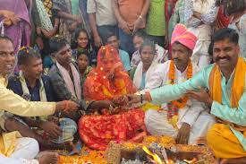 जिन हाथों ने कभी बंदूक और बारूद थामे,उन्हीं हाथों में रची मेहंदी,आत्मसमर्पित नक्सली जोड़े ने धूमधाम से रचाई शादी