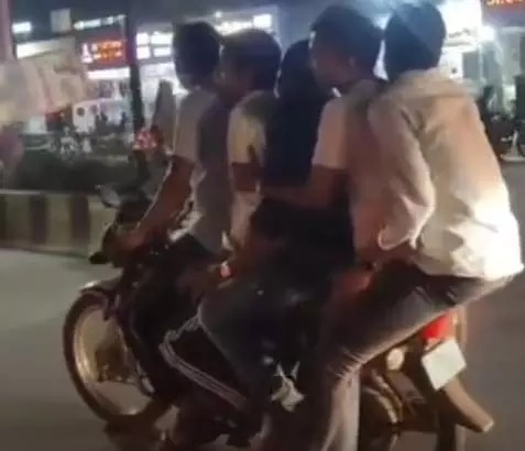 कोरबा में बाइक से स्टंटबाजी,एक टंकी में तो बाकी चार सीट में
