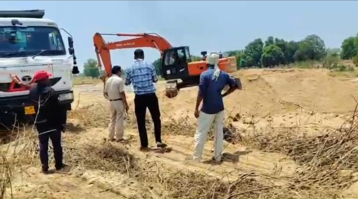 अवैध रेत खनन पर प्रशासन की बड़ी कार्रवाई - ओदारी नदी में छापा, 9 हाईवा और चैन माउंटेन मशीन जब्त