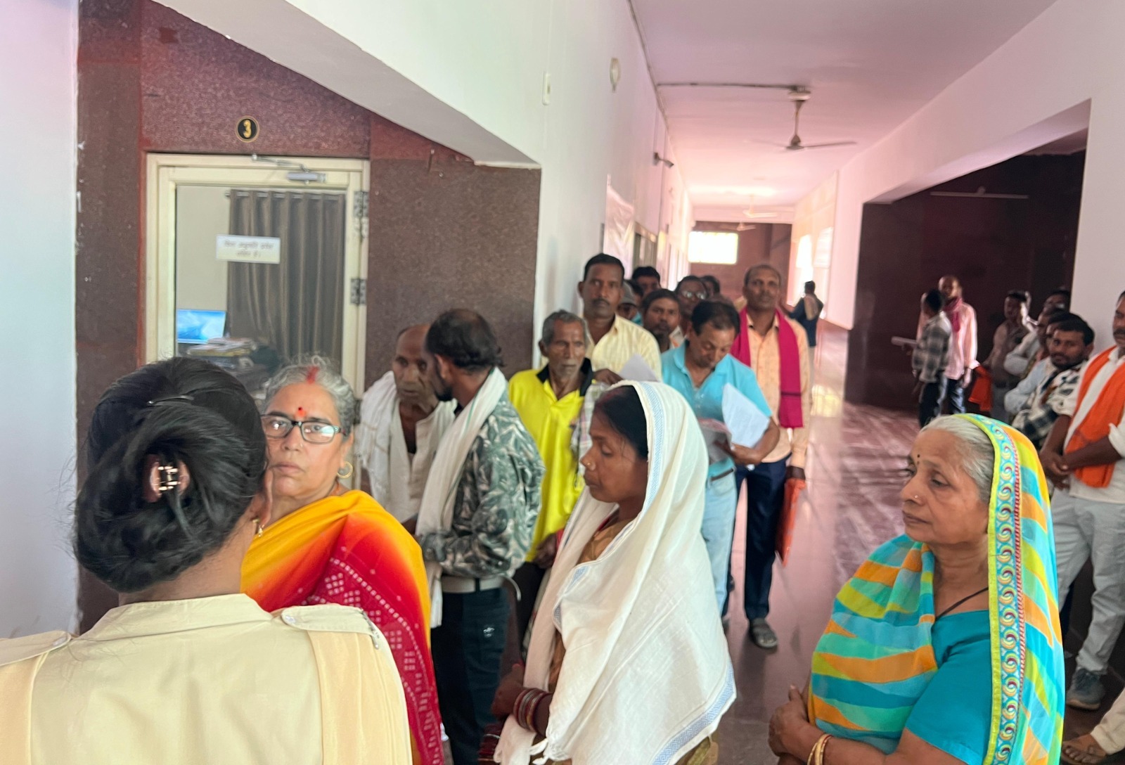 कलेक्टर ने जनदर्शन में सुनी लोगों की समस्याएं 50 आवेदन प्राप्त