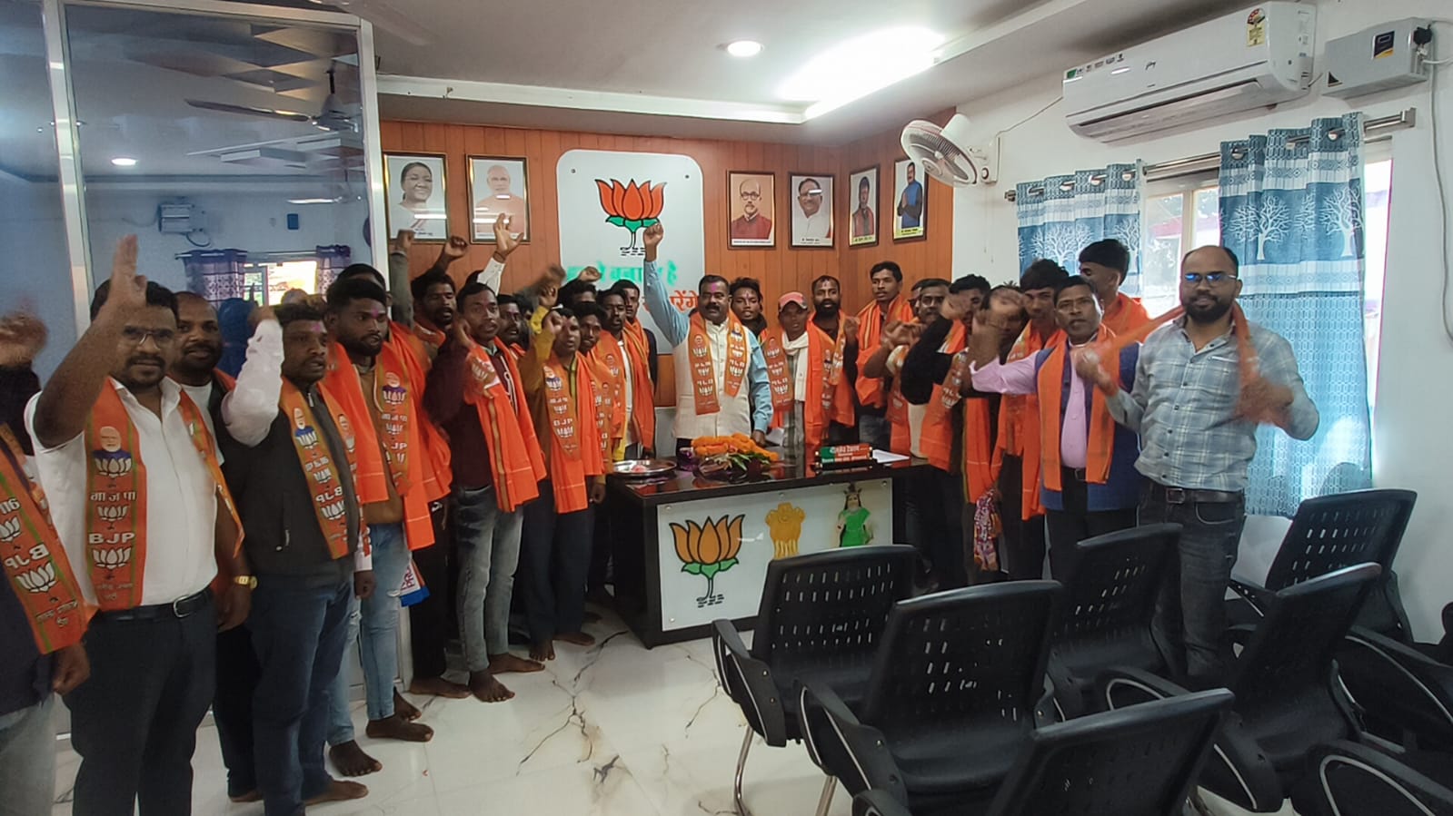 केशकाल विधानसभा में नीलकंठ ने दिया कांग्रेस को बड़ा झटका सरपंच सहित 27 कांग्रेसियों ने थामा बीजेपी का दामन