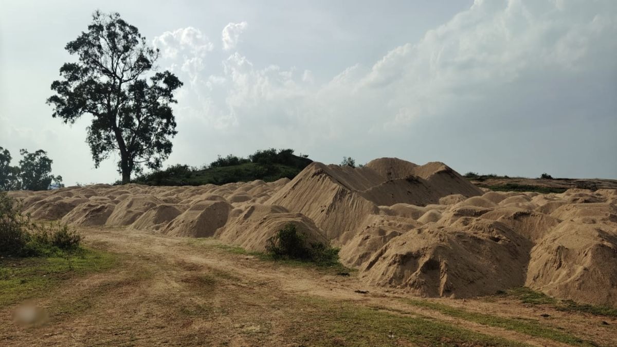 
रेत माफियाओं पर बड़ा प्रहार: जशपुर में 200 ट्रैक्टर-ट्रॉली अवैध रेत जब्त, लाखों का जुर्माना