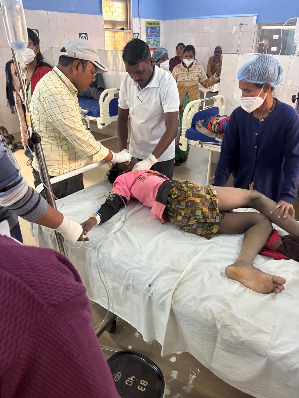 मधुमक्खियों के झुंड में फंसे ग्राम कमरगा के युवकों को रायगढ़ पुलिस जवान ने जान जोखिम में डालकर बचाया