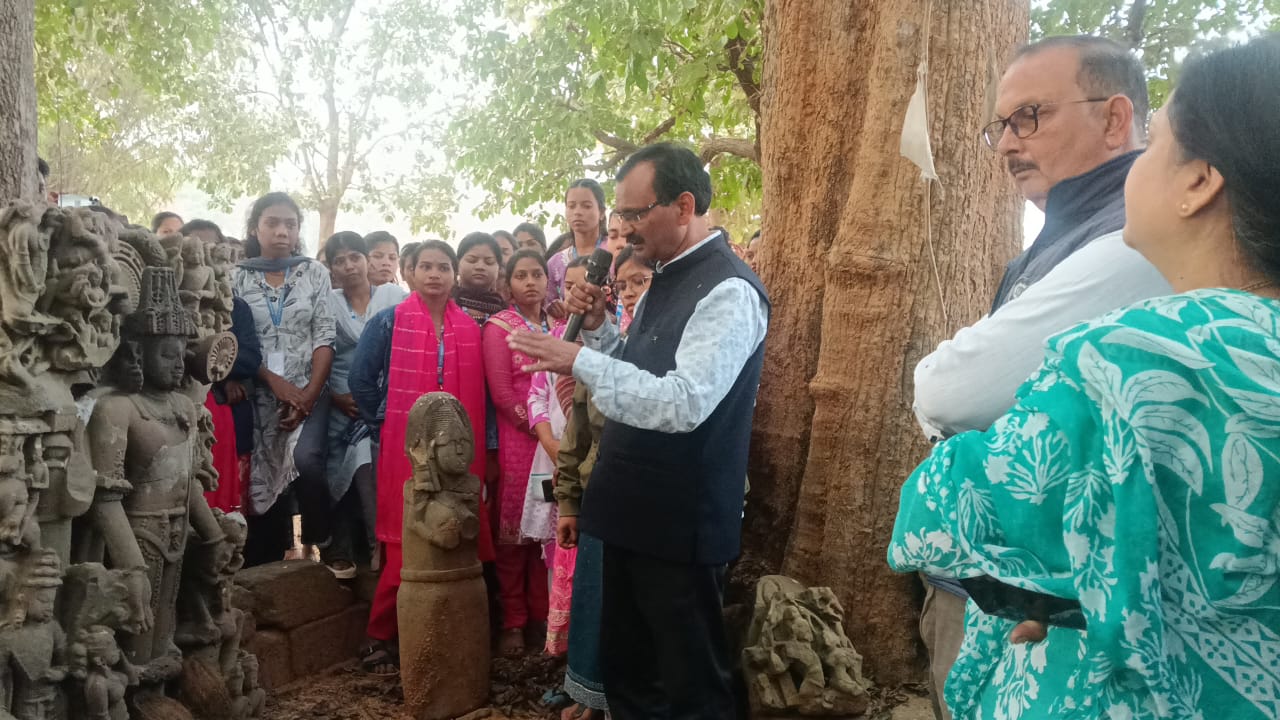 पुरातात्विक धरोहरों से रूबरू हुए मनेंद्रगढ़ के बीएड छात्र, छिपछिपी में मिला विशेषज्ञ मार्गदर्शन