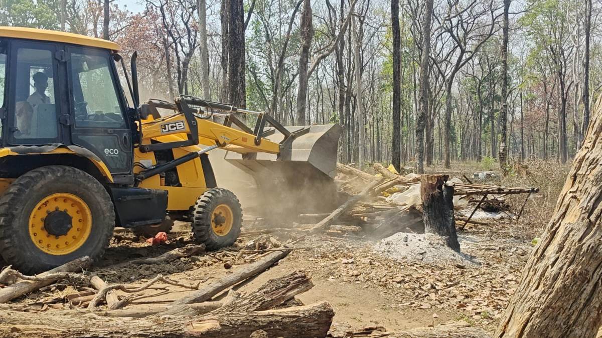 धमतरी में चला बुलडोजर: नगरी में 25 से ज्यादा अवैध मकान ढहाए, इलाके में हड़कंप