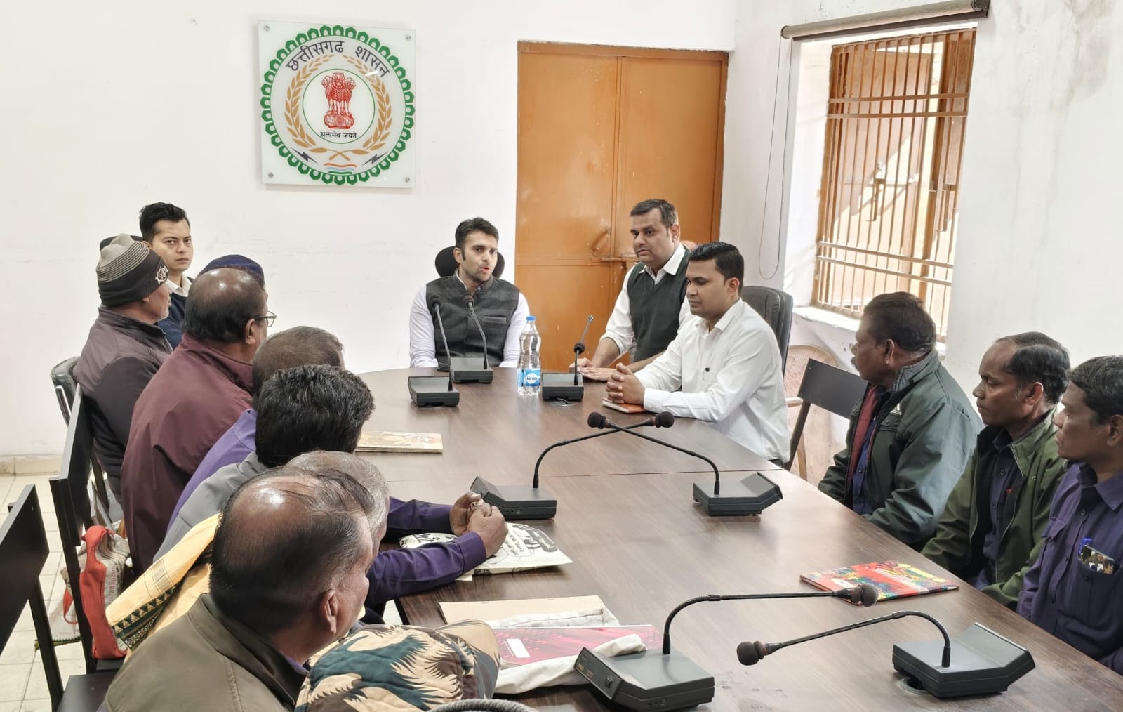 ग्राम स्तर पर कानून - व्यवस्था सुदृढ़ करने को लेकर कलेक्टर ने कोटवारों की समीक्षा बैठक ली