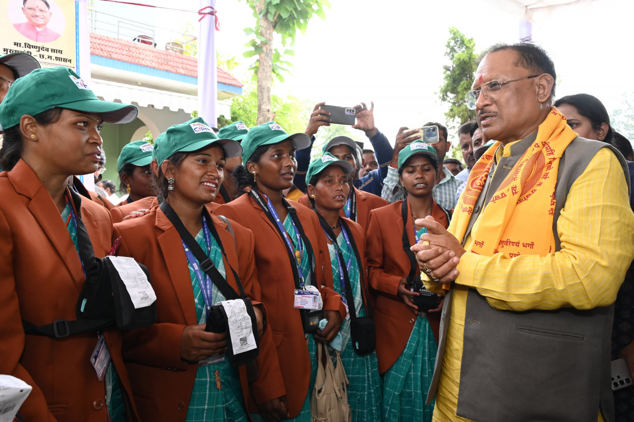 मुख्यमंत्री साय ने बिजली सखियों को वितरित किए बिजली किट