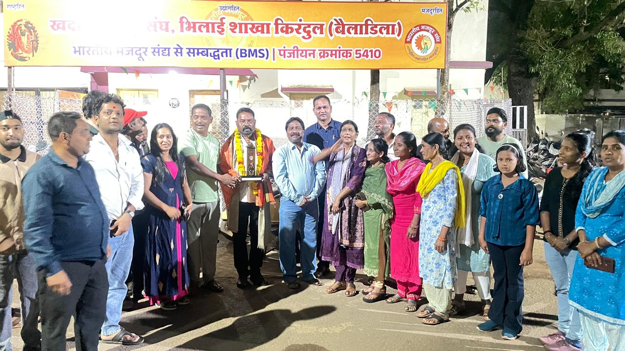 खदान मजदूर संघ द्वारा दीर्घ सेवा पश्चात सेवानिवृत वरिष्ठ साथी का किया गया सम्मान 
