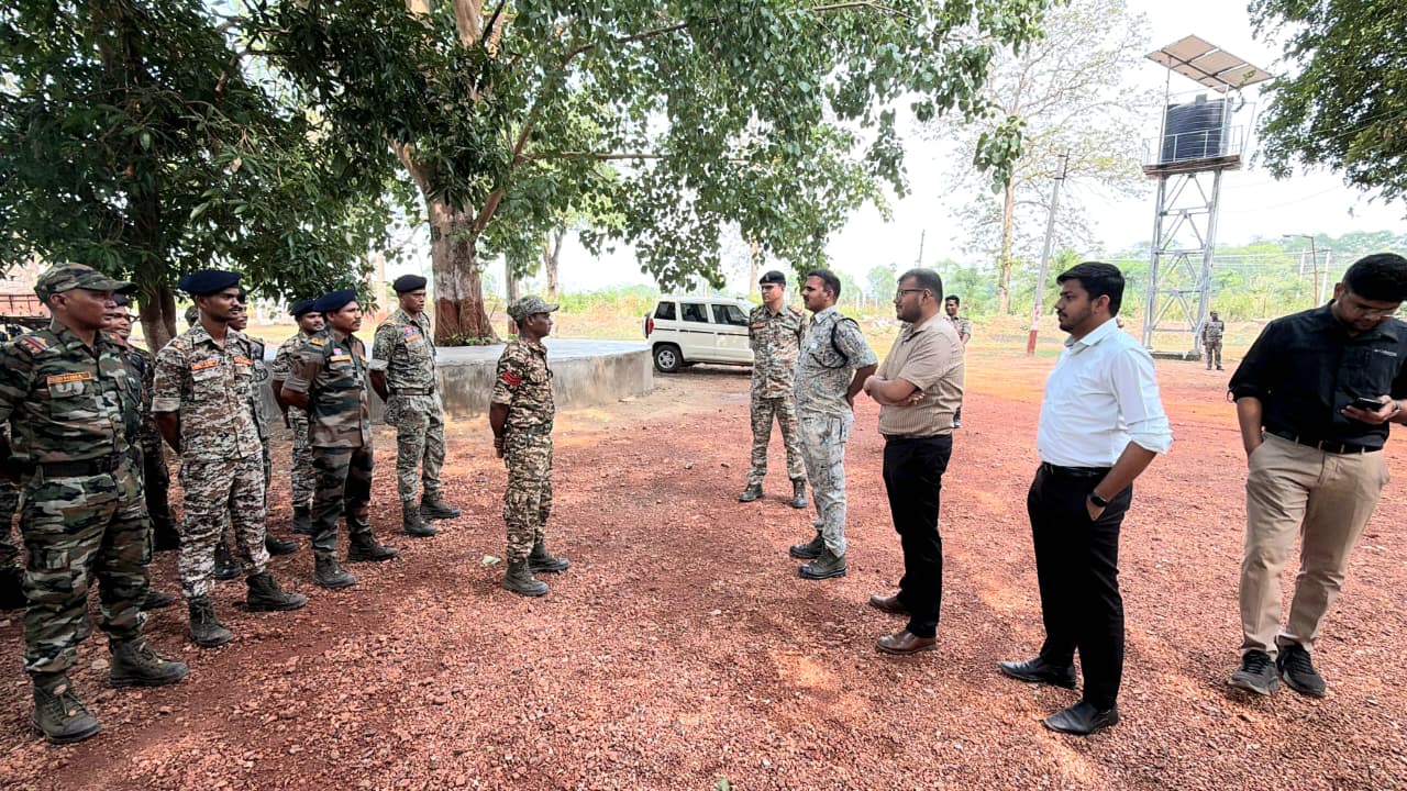 सुकमा के दुर्गम इलाकों में विकास की दस्तक, कलेक्टर-SP ने स्कूल और सुरक्षा व्यवस्थाओं का लिया जायजा