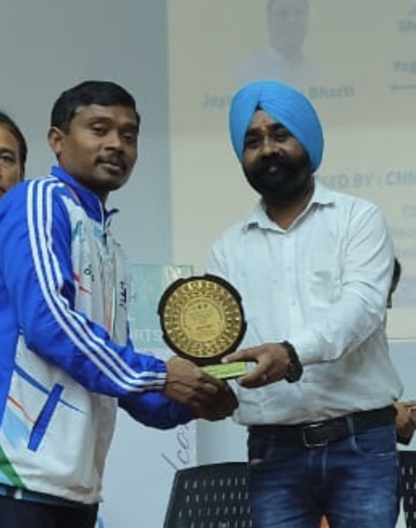 लौहनगरी किरंदुल के नरोत्तम ध्रुव ने राज्य स्तरीय योग प्रतियोगिता में जीता गोल्ड मेडल
