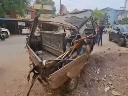  तेज रफ्तार कार ने मचाया कहर, ऑटो के उड़े परखच्चे..4 की हालत गंभीर