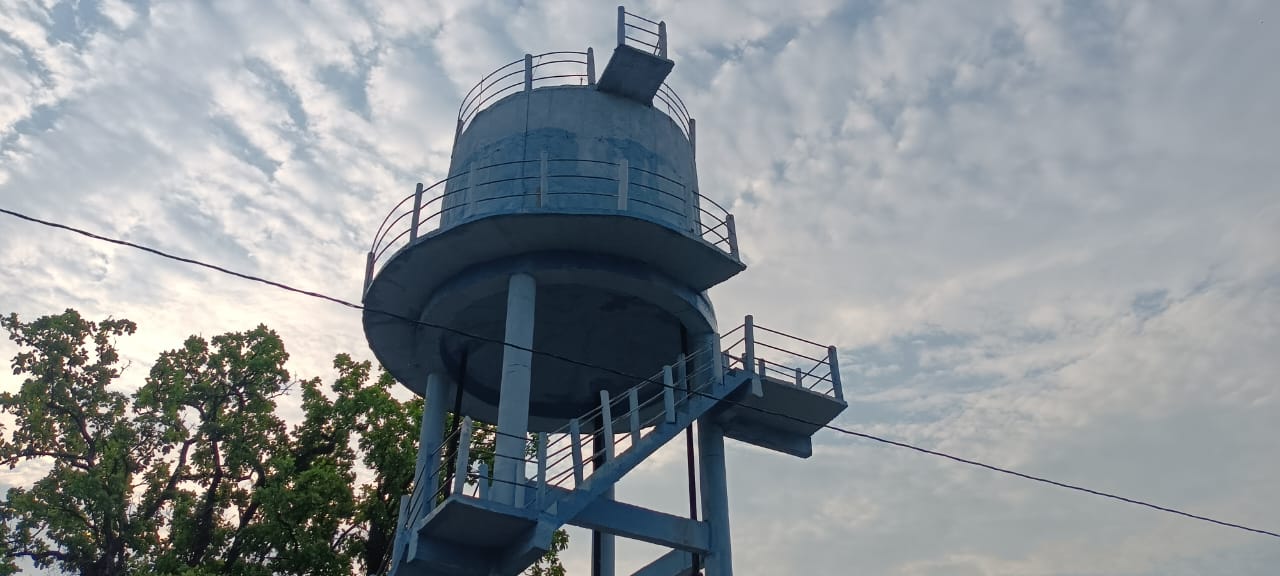 ग्राम बिलखंड में प्रधानमंत्री नल जल योजना के टंकी के चारों तरफ़ से पानी बह रहा है