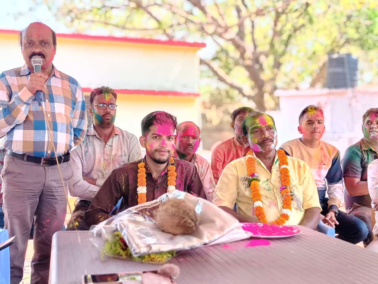 शासकीय बालक उच्चतर माध्यमिक विद्यालय डौंडीलोहारा में होली मिलन समारोह के अवसर पर विद्यालय के पूर्व छात्र का किया गया स्वागत व सम्मान