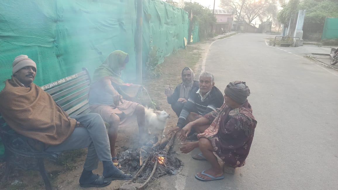बढ़ने लगी है सर्दी का सितम- आग अलाव का सहारा लेने लगे लोग