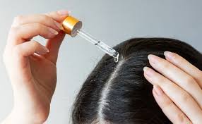 झड़तें बालों से हैं परेशान तो घर पर बनाएं ये हेयर सीरम