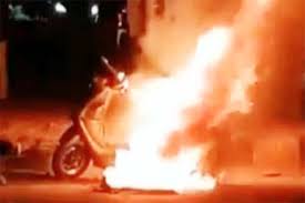 इलेक्ट्रिक स्कूटी में चार्जिंग के दौरान हुआ भयंकर ब्लास्ट, मकान में लगी आग