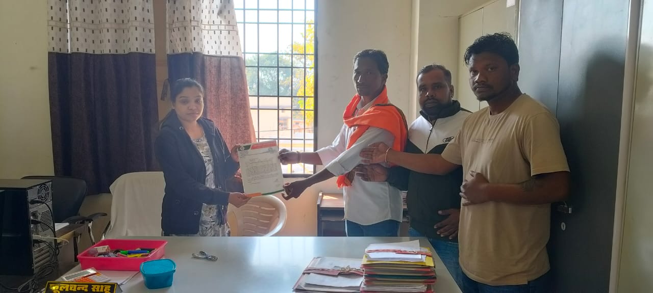 मुख्यमंत्री निर्माण श्रमिक आवास योजना के नियमों में संशोधन की मांग, भाजपा मंडल अध्यक्ष धनराज ने सौंपा ज्ञापन