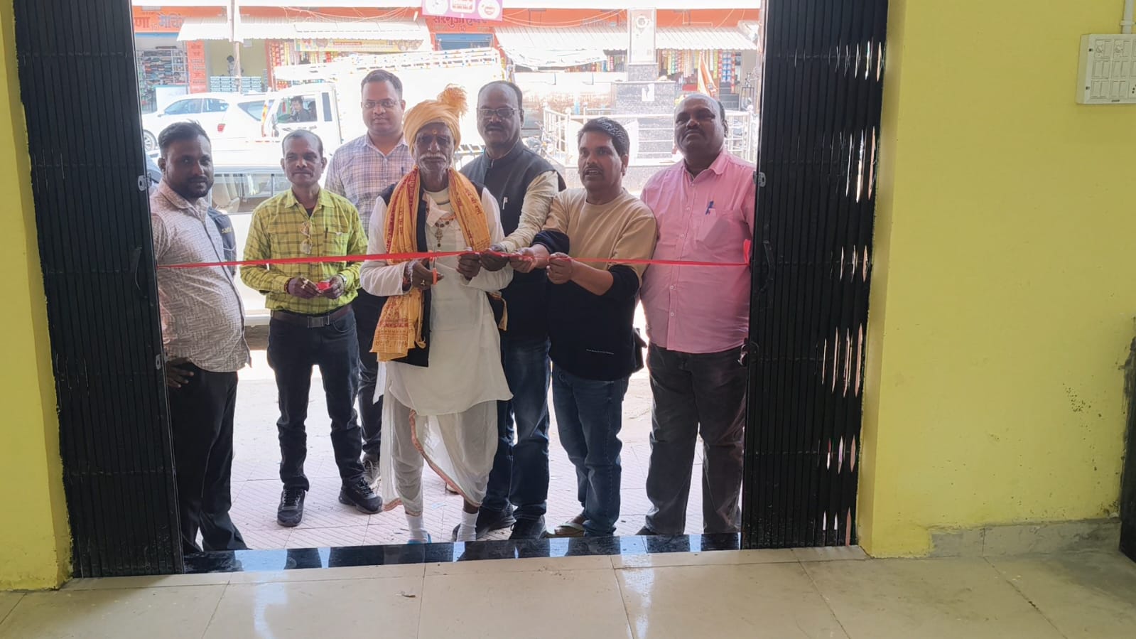 प्रतीक्षा बस स्टैंड में बुजुर्ग यात्री ने यात्री प्रतीक्षालय का फीता काटकर  किया उद्घाटन 