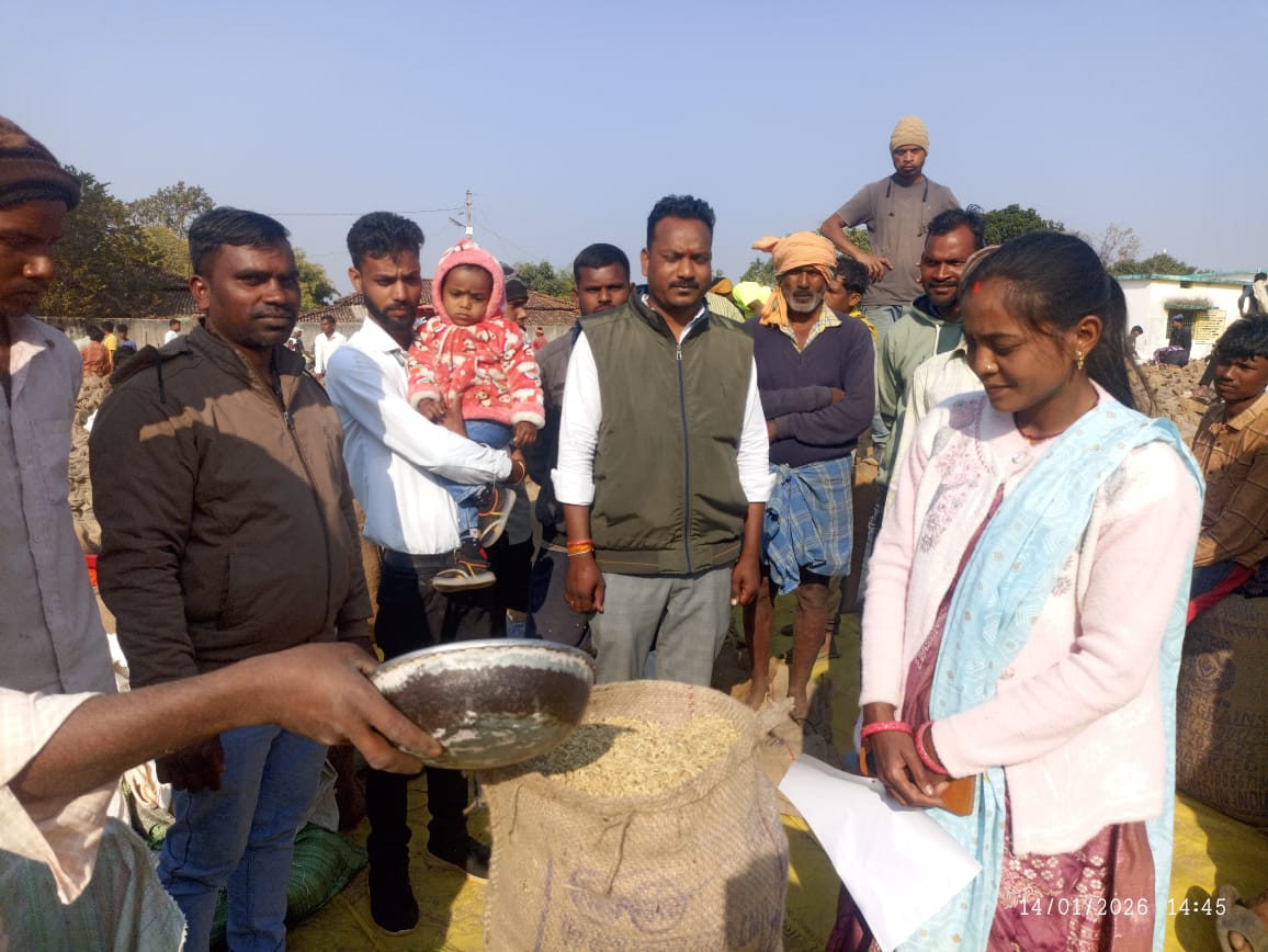 जंप अध्यक्ष ने धान खरीदी केंद्र का औचक निरीक्षण करते व्यवस्थाओं का लिया जायजा 