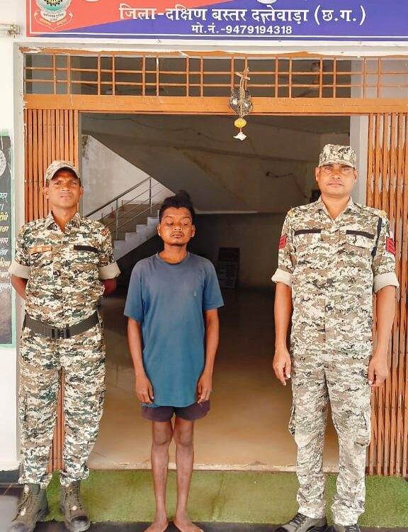 दंतेवाड़ा: मां की हत्या करने वाला बेटा 24 घंटे में गिरफ्तार, झाड़-फूंक के विवाद में हंसिए से मारा