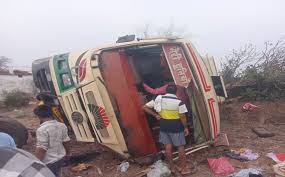 कवर्धा :तेज रफ्तार यात्री बस अनियंत्रित होकर सड़क किनारे खेत में जा पलटी,20 यात्री घायल