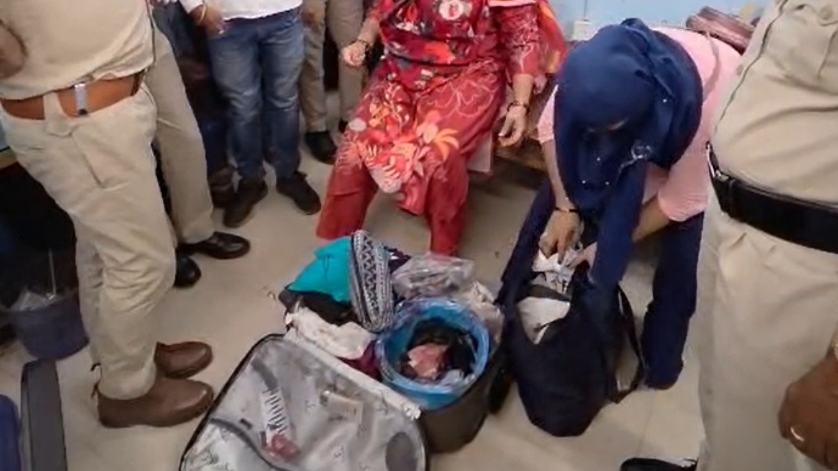 बिलासपुर स्टेशन पर सूटकेश से मिला गौमांस, दो महिलाएं गिरफ्तार… थाने के बाहर जुटे गौसेवक
