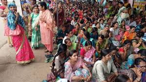 सरकारी कर्मचारी घोषित करने व अन्य मांगों को लेकर दुर्ग में जुटी जिले भर की आंगनबाड़ी कार्यकर्ता और सहायिकाएं