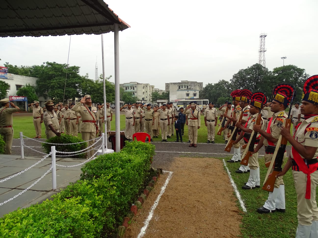 15 अगस्त स्वतंत्रता दिवस के अवसर पर पुलिस अधीक्षक द्वारा रक्षित केंद्र बलौदाबाजार में किया गया ध्वजारोहण