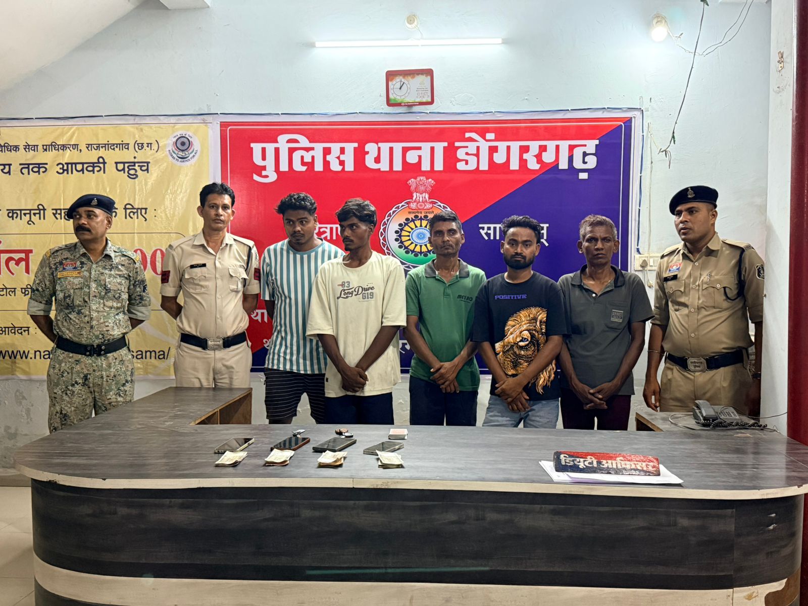 जुआ खेलते रंगे हाथ पकड़े गए 5 आरोपी, डोंगरगढ़ पुलिस ने की कार्रवाई