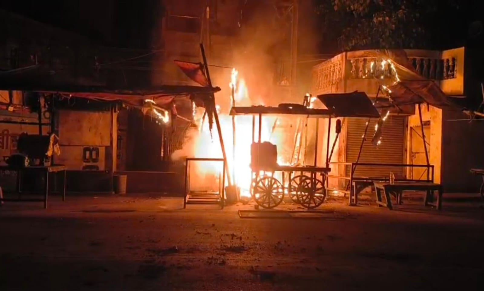 नैला स्टेशन के सामने ट्रांसफार्मर में भीषण आग, कई ठेले जलकर खाक