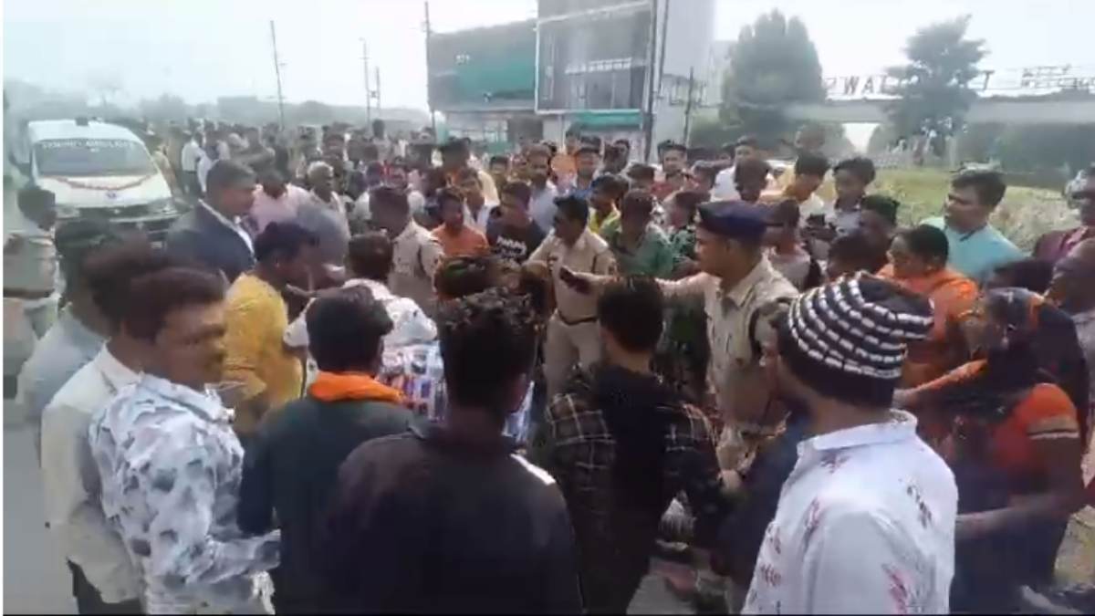 बस ने बाइक सवार युवक को रौंदा, आक्रोशित लोगों ने किया चक्काजाम