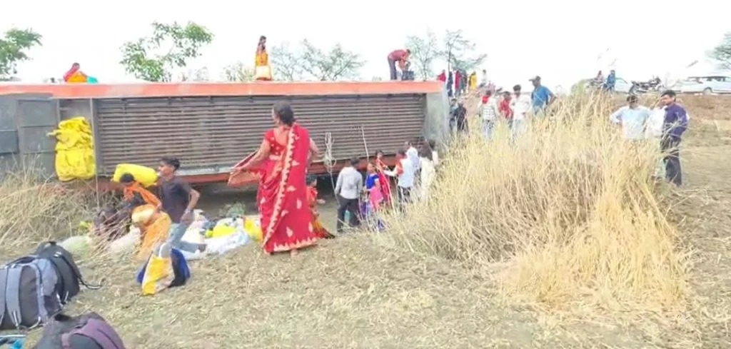 कवर्धा में बड़ा सड़क हादसा: 50 यात्रियों से भरी बस अनियंत्रित होकर पलटी, दर्जनभर से अधिक घायल