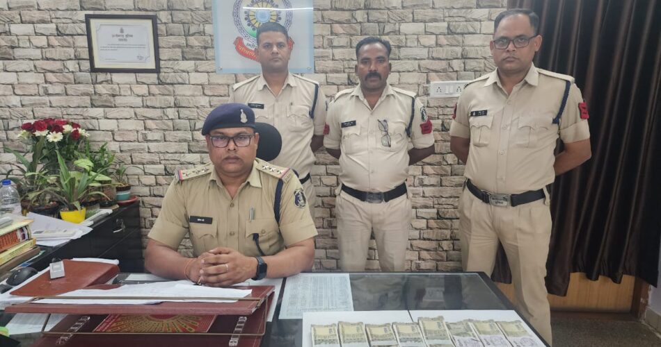 पुलिस को मिली बड़ी सफलता,क्रेटा कार से जब्त किए 8 लाख कैश