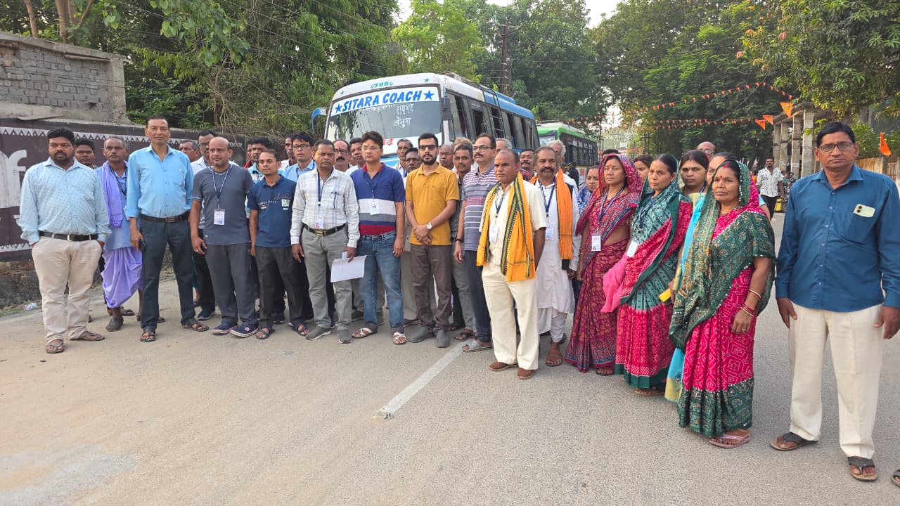 श्रीरामलला दर्शन योजना: रायगढ़ जिले के 104 तीर्थयात्री अयोध्या धाम के लिए रवाना