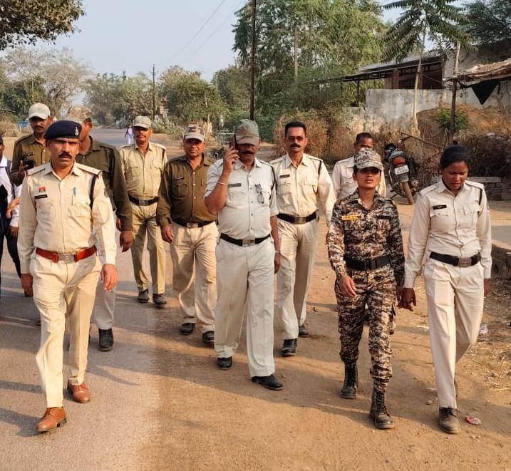 त्रिस्तरीय पंचायत चुनाव के मद्देनजर, एसएसपी बेमेतरा रामकृष्ण साहू (IPS) के निर्देशन पर पुलिस जवानों ने किया पेट्रोलिंग एवं फ्लैग मार्च