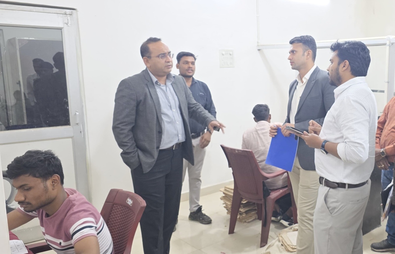 खसरा, बी-1 एवं जमाबंदी अभिलेखों का हो रहा डिजिटलीकरण,प्रभारी सचिव रजत कुमार ने किया सर्वर रूम एवं डिजिटाइजेशन शाखा का निरीक्षण