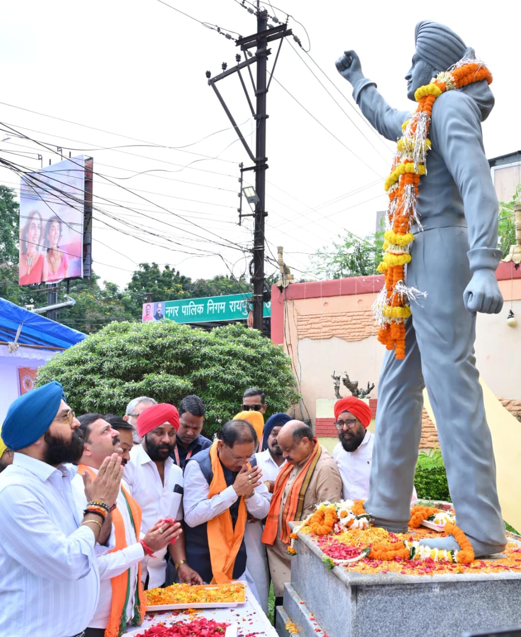 मुख्यमंत्री विष्णु देव साय ने अमर शहीद भगत सिंह की प्रतिमा पर माल्यार्पण कर किया नमन