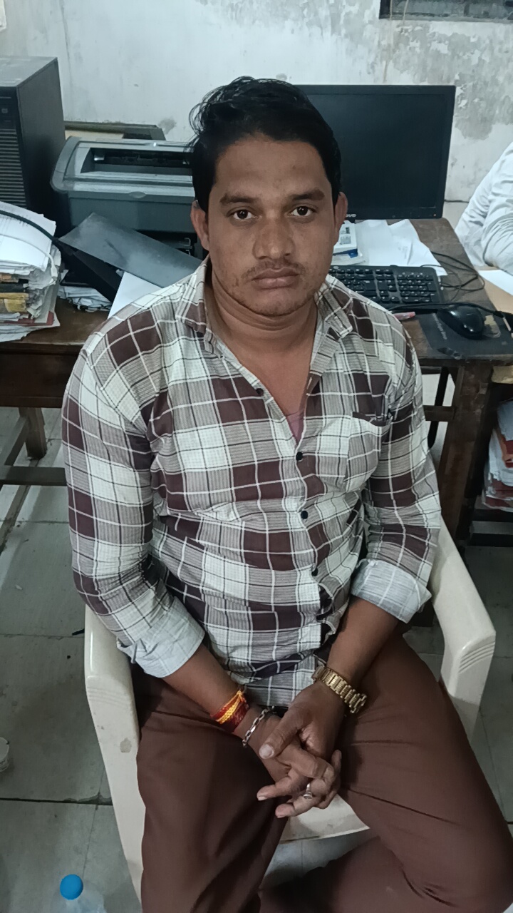 एसडीएम कार्यालय चांपा के भू अर्जन शाखा के अमीन पटवारी और ऑपरेटर किसान से 180000/ रुपए रिश्वत लेते हुए धरे गए