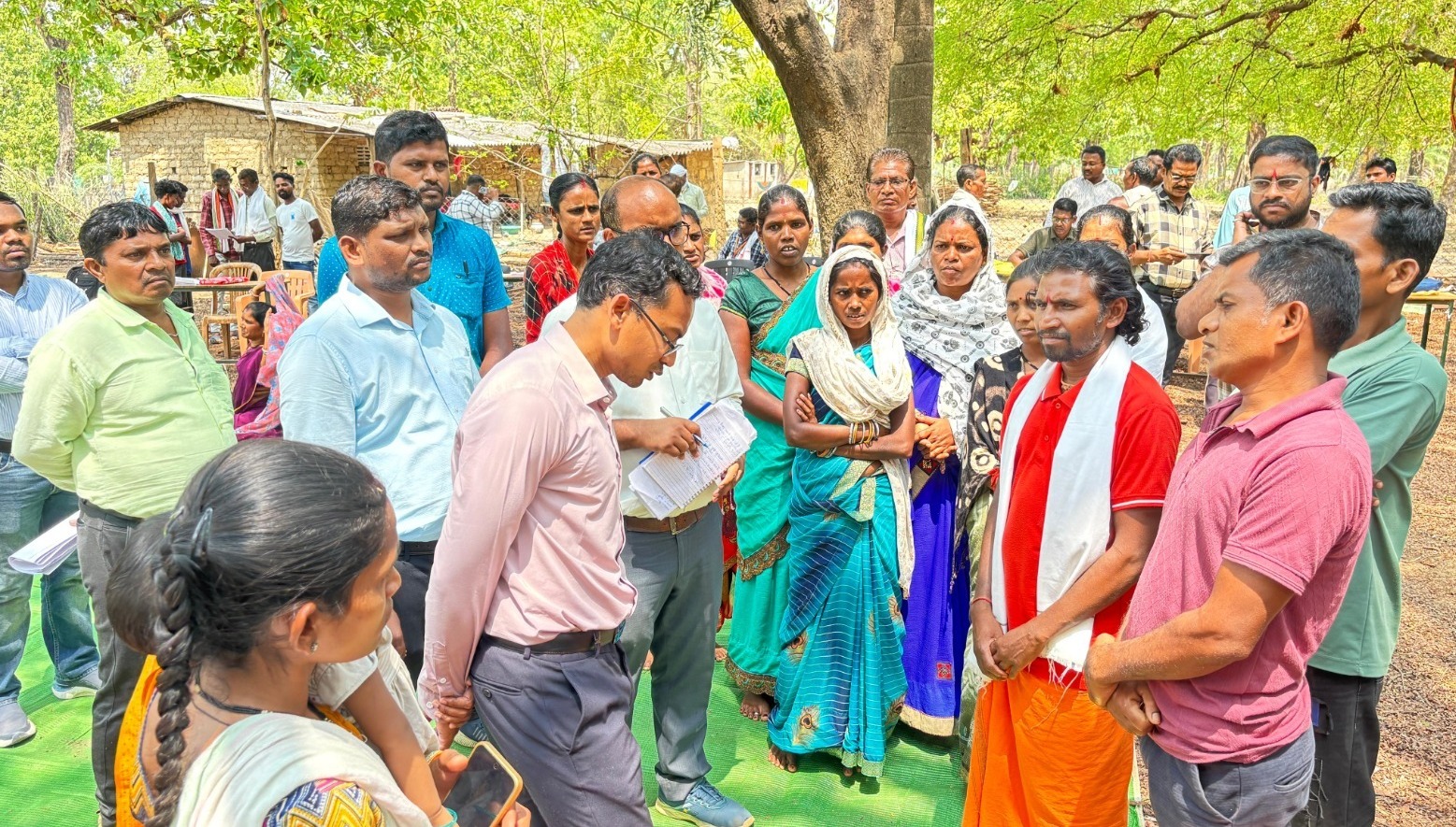 कलेक्टर दंतेवाड़ा देवेश कुमार ध्रुव ने फुलनार में बस्तर मुन्ने शिविर का लिया जायजा