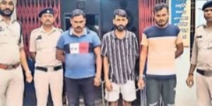 क्राइम ब्रांच अधिकारी बनकर ठगी करने वाले गिरफ्तार