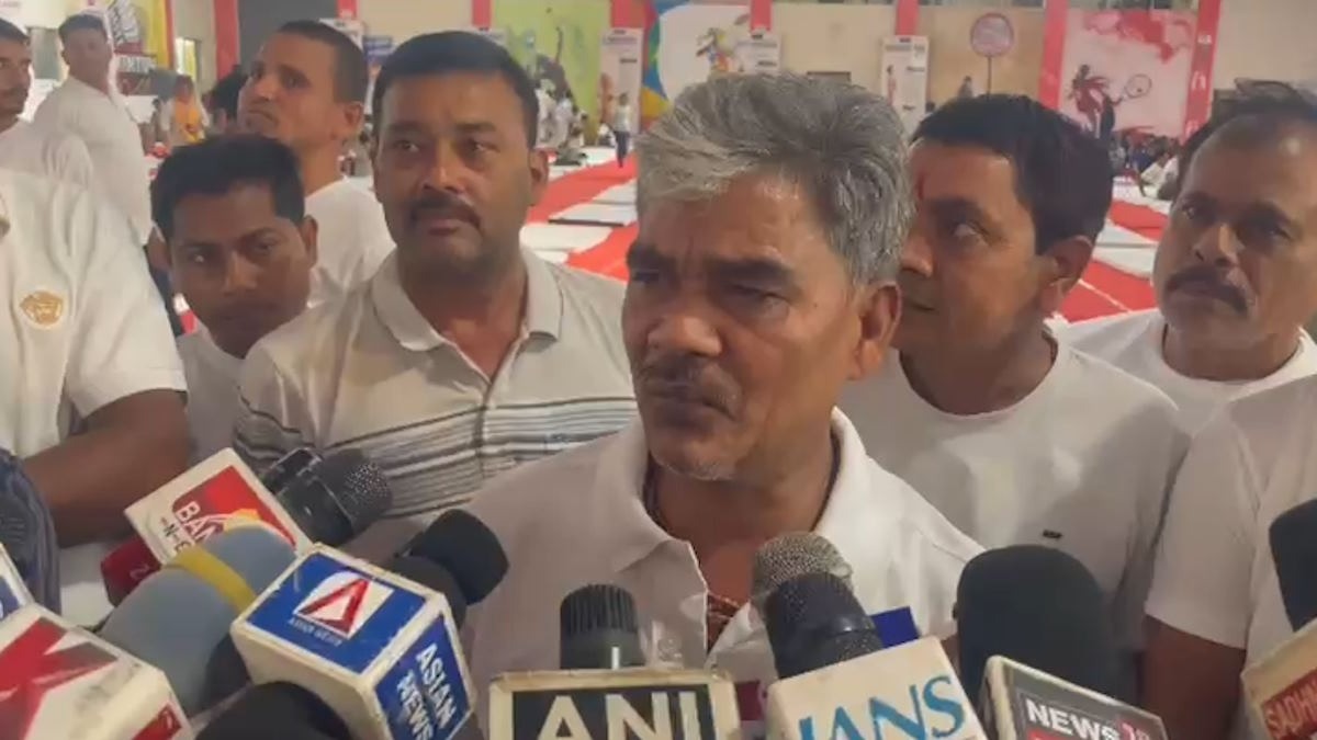 योग दिवस कार्यक्रम में नाराज हुए विधायक ईश्वर साहू, पोस्टर में फोटो नहीं होने पर मंच छोड़कर गए