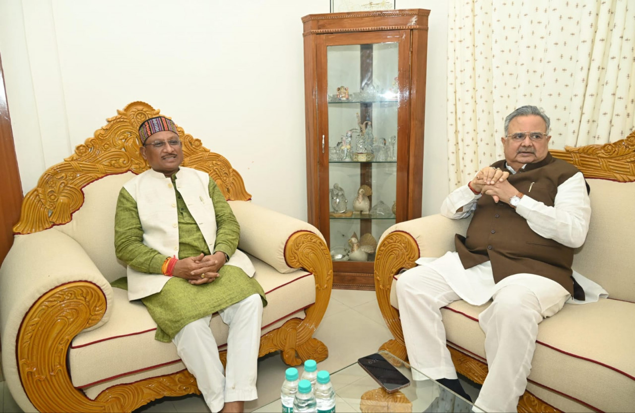  मुख्यमंत्री साय ने विधानसभा अध्यक्ष डॉ. रमन सिंह से उनके निवास में की सौजन्य मुलाकात