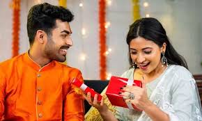 करवा चौथ 2025 पत्नी के लिए शुभ रहेंगे ये गिफ्ट 