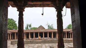 हनुमान चालीसा का पाठ और मां वाग्देवी की स्तुति, छोटा पड़ा भोजशाला का आंगन