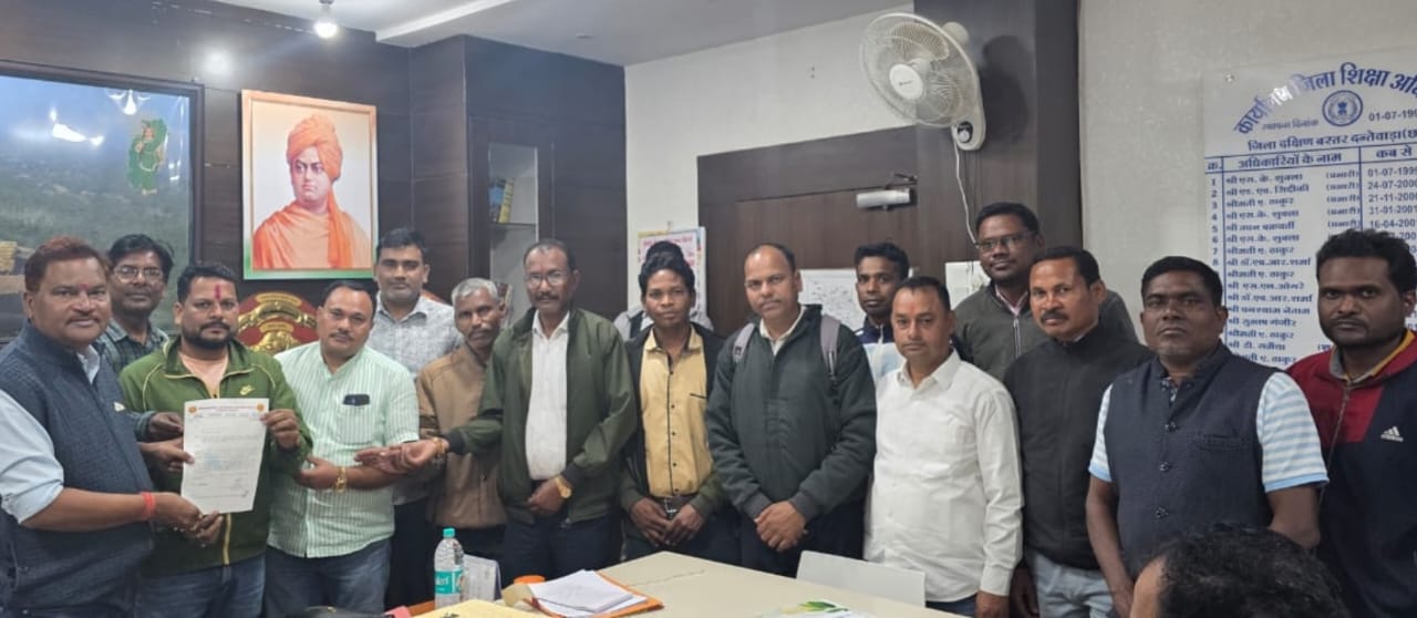 दंतेवाड़ा में चार सूत्रीय मांगों को लेकर सहायक शिक्षकों का हल्ला बोल,डीईओ को सौंपा ज्ञापन
