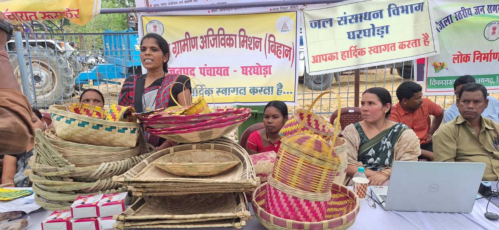 आत्मनिर्भरता की मिसाल बनी ग्रामीण महिलाएं : गृह उद्योग और हस्तशिल्प से संवर रहा भविष्य, स्वरोजगार से बढ़ी आय