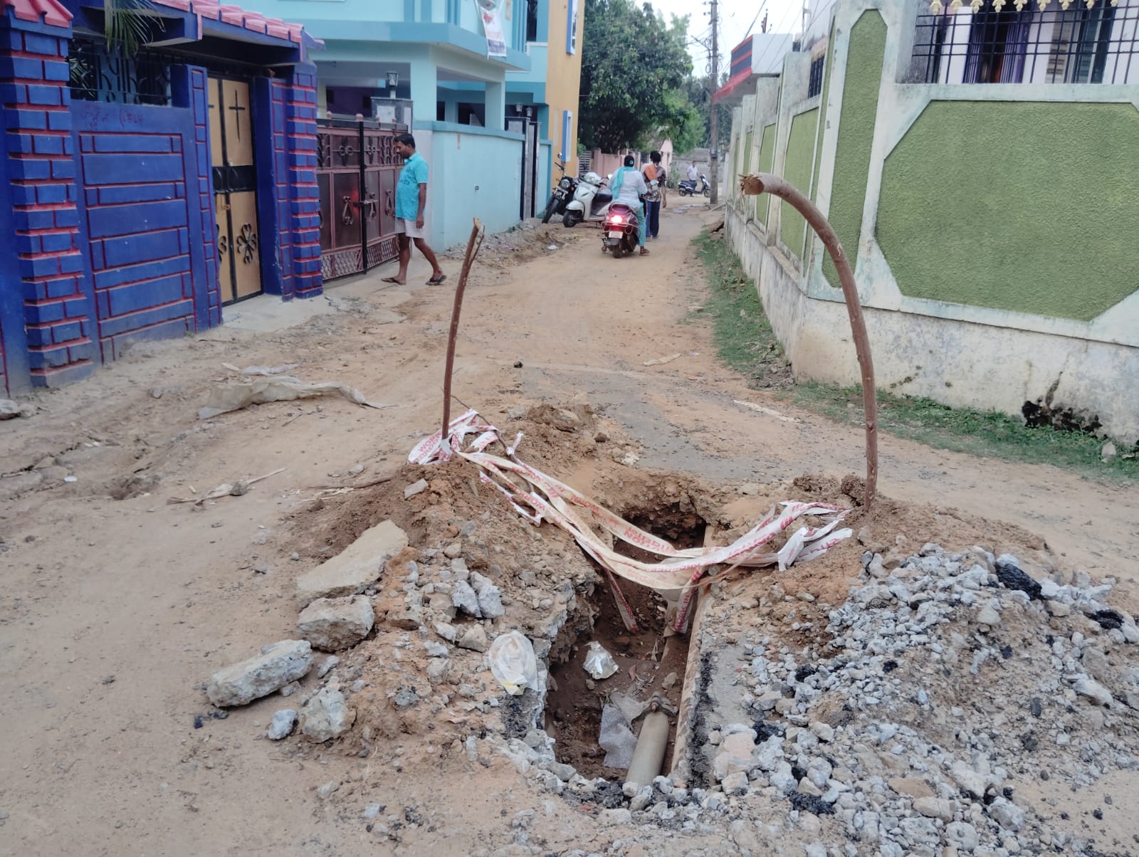 मनेंद्रगढ़ में गैस पाइपलाइन कार्य बना हादसों का कारण,खुले गड्ढे में गिरी गाय, बाल-बाल बची जान