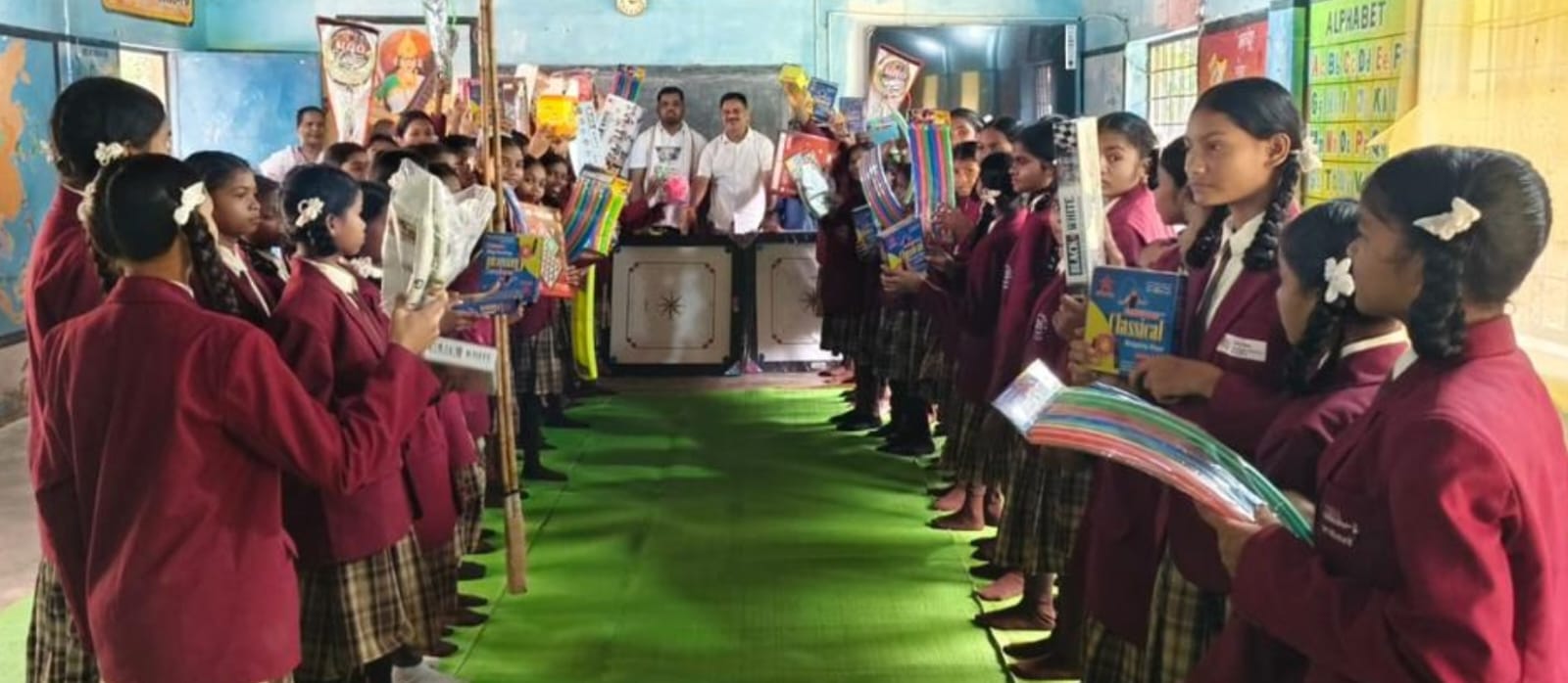 विधायक चैतराम अटामी ने छात्राओं को खेल सामाग्री प्रदाय किया