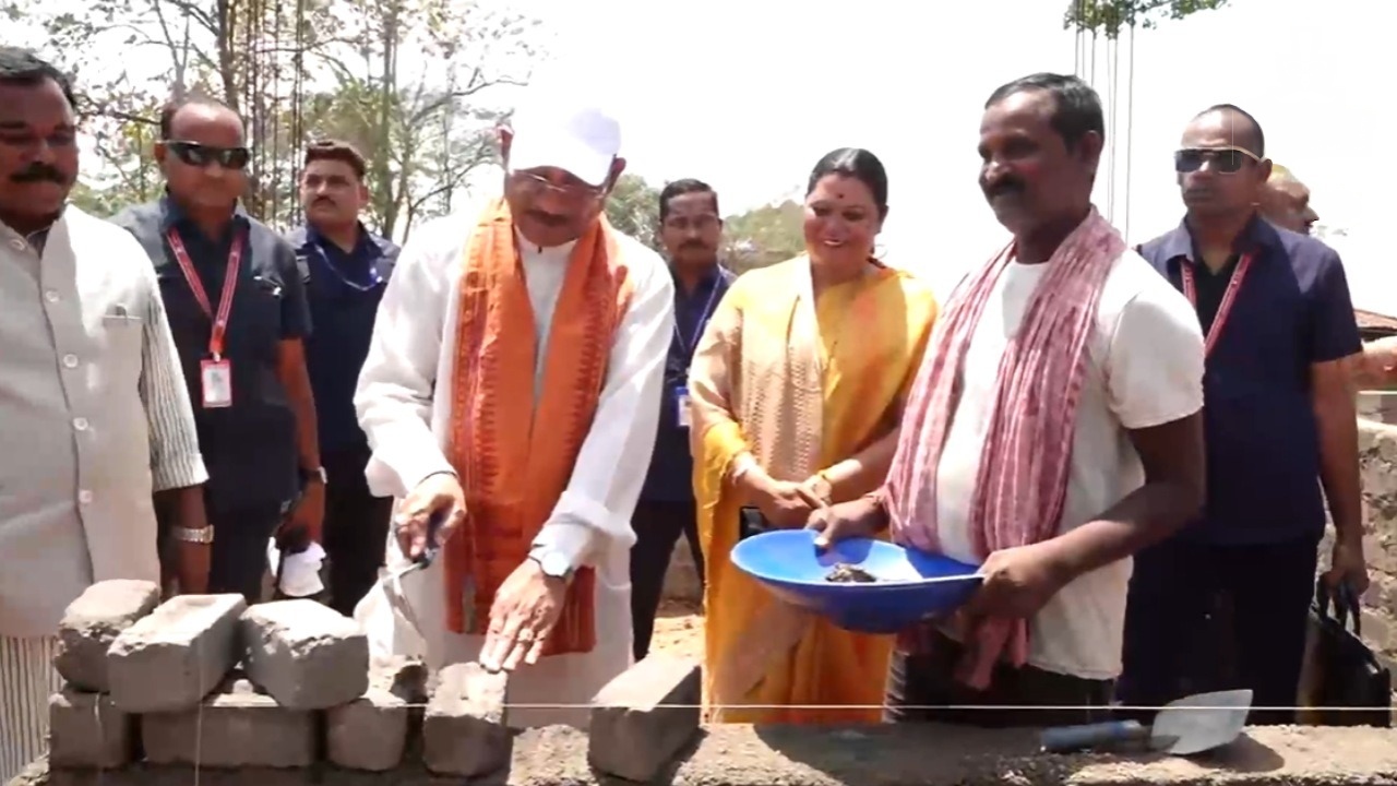  सुशासन तिहार में CM साय का अनोखा अंदाज: खुद उठाई करणी, मजदूरों संग किया श्रमदान
