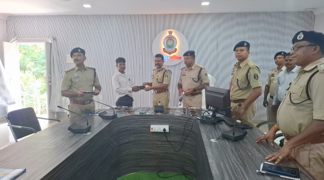 बड़ी सफलता: जशपुर पुलिस ने 51 गुम मोबाइल किए बरामद, साइबर सेल की मदद से 7.5 लाख की संपत्ति लौटाई